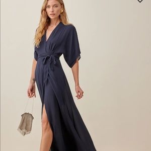 Reformation Winslow dress in Navy. Size M
